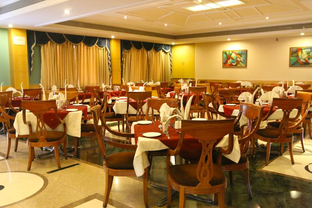 The Ambassador Hotel Пуне Екстер'єр фото