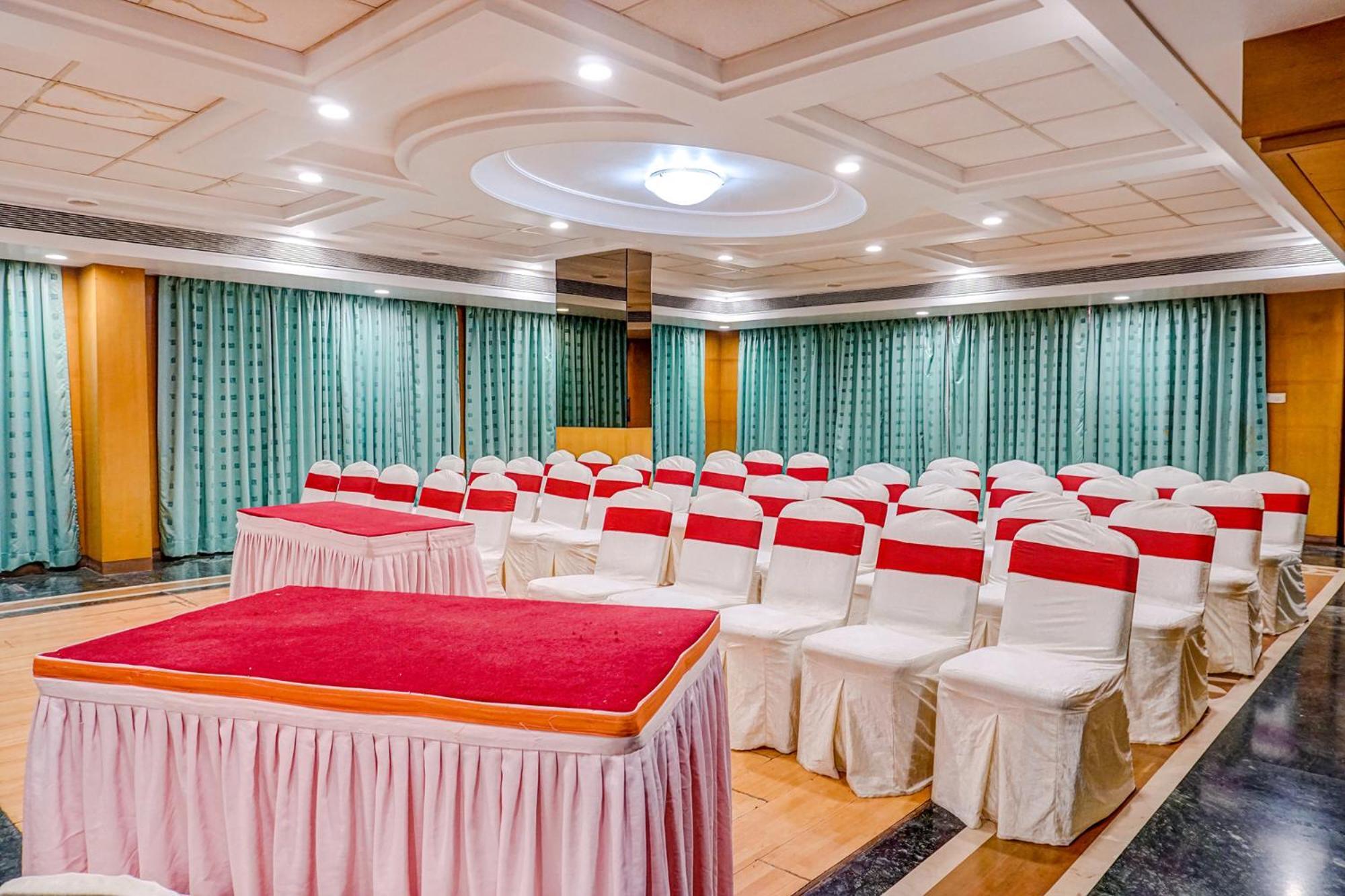The Ambassador Hotel Пуне Екстер'єр фото